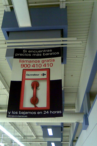 cartel de hipermercado anunciando un teléfono gratuito
