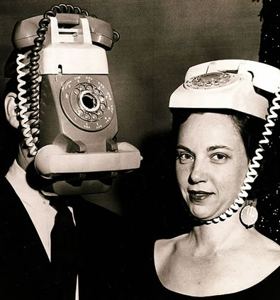 Dos personas disfrazadas con teléfonos en una fiesta de 1959
