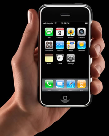 Una mano sujetando un teléfono móvil iPhone de Apple
